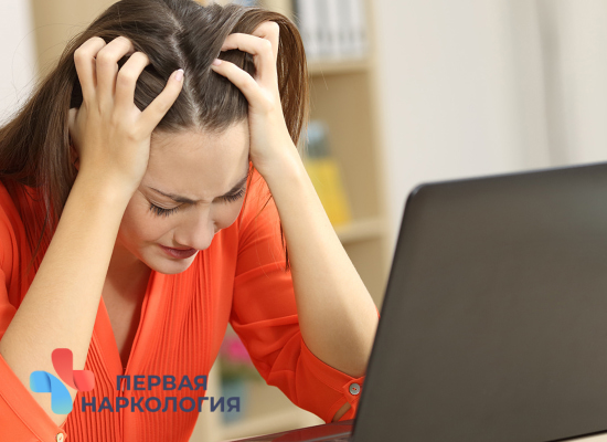 Женщина за ноутбуком